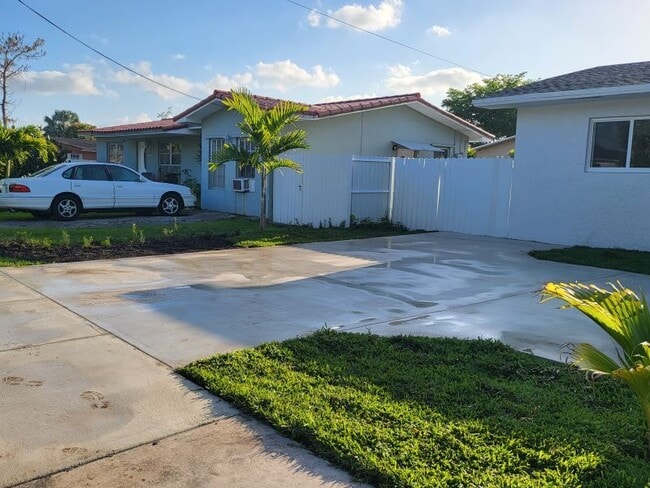 3300 SW 127th Ave in Miami, FL - Building Photo - Building Photo