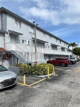 8031 NW 8th St, Unit 13 in Miami, FL - Building Photo - Building Photo