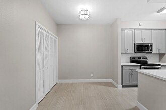 2300 Augusta Dr in Houston, TX - Building Photo - Building Photo