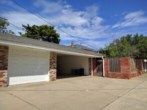 6521 Avondale Dr in Nichols Hills, OK - Building Photo - Building Photo