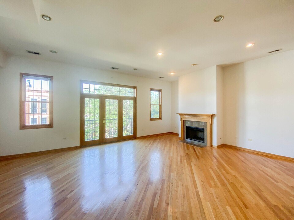 2535 N Southport Ave, Unit 2533-3N in Chicago, IL - Building Photo