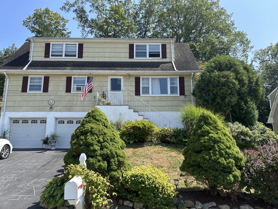 14 Borman Dr, Unit 2nd Floor in Wanaque, NJ - Building Photo