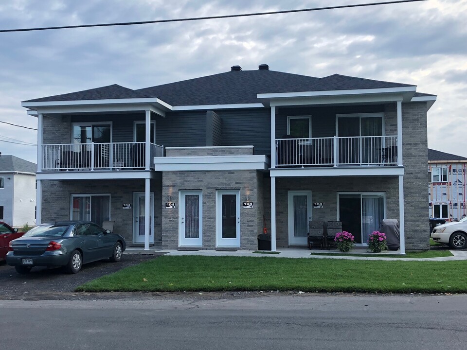 116 Ellen Rue in Salaberry-de-valleyfield, QC - Building Photo