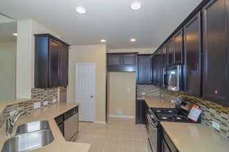 15706 Whispering Green Dr in Cypress, TX - Foto de edificio - Building Photo