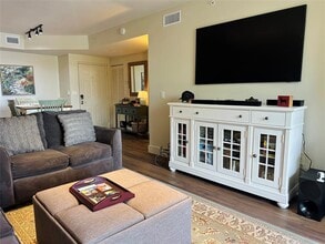 7940 N Nob Hill Rd in Tamarac, FL - Foto de edificio - Building Photo