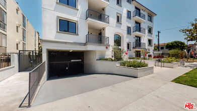 1070 S Bedford St, Unit 405 in Los Angeles, CA - Building Photo - Building Photo