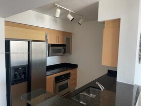 325 S Biscayne Blvd in Miami, FL - Building Photo