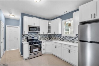 568 Grove St, Unit 1 in Irvington, NJ - Foto de edificio - Building Photo