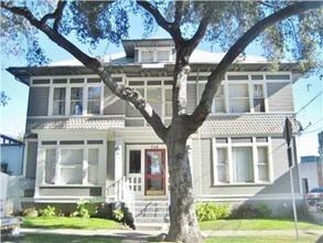 718 Sunset Ave in Pasadena, CA - Foto de edificio - Building Photo