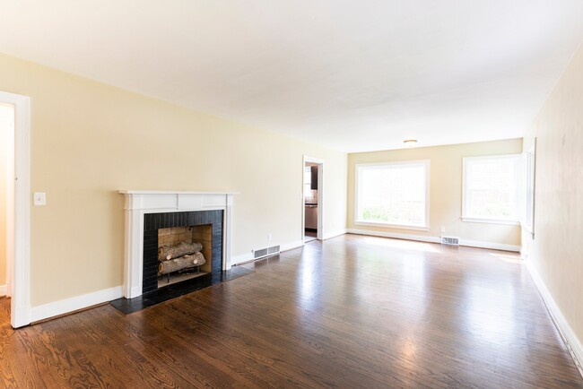 2512 Gardiner Ln in Louisville, KY - Building Photo - Building Photo