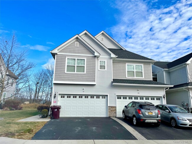 141 Meadow View Dr in Middletown, NY - Foto de edificio - Building Photo