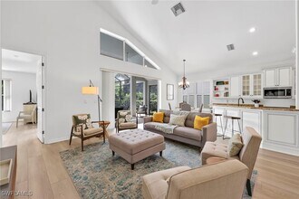 8924 Ventura Way in Naples, FL - Foto de edificio - Building Photo