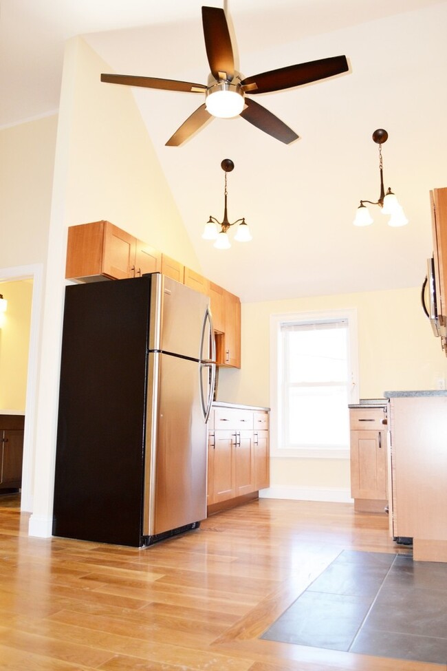220 North Ave-Unit -APT 2 in Burlington, VT - Foto de edificio - Building Photo