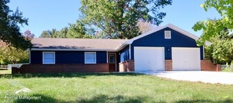 2101 Essex Square in Manhattan, KS - Building Photo