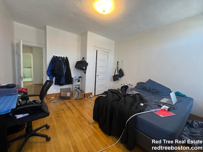 1905 Beacon St, Unit 2 in Brookline, MA - Building Photo - Building Photo