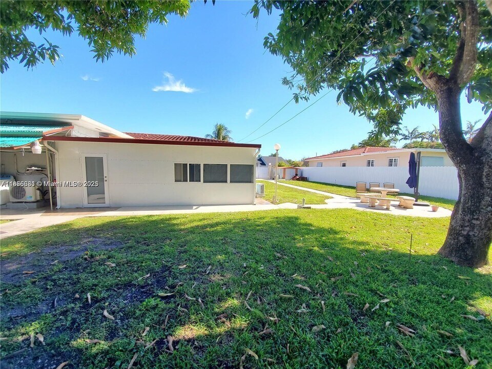 140 Iroquois St in Miami Springs, FL - Building Photo