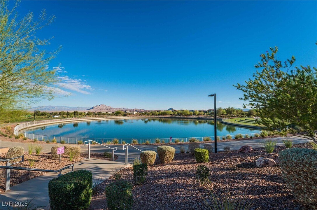 1115 E Sunset Rd in Henderson, NV - Building Photo