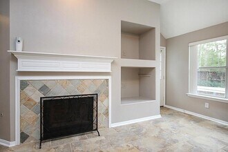 155 Avonlea Ct in Spring, TX - Foto de edificio - Building Photo