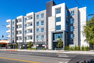 NOHO West - MODERNO Luxury Living in North Hollywood, CA - Foto de edificio - Building Photo
