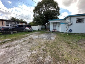 5987 Palm Ave in Hialeah, FL - Building Photo - Building Photo