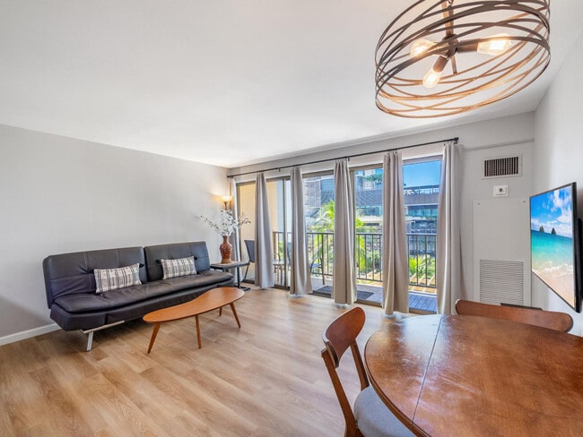 2140 Kuhio Ave. in Honolulu, HI - Foto de edificio - Building Photo