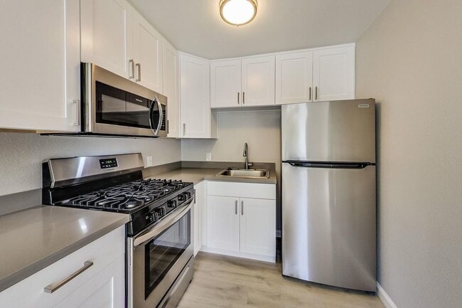 1549 San Carlos Ave in San Carlos, CA - Building Photo - Building Photo