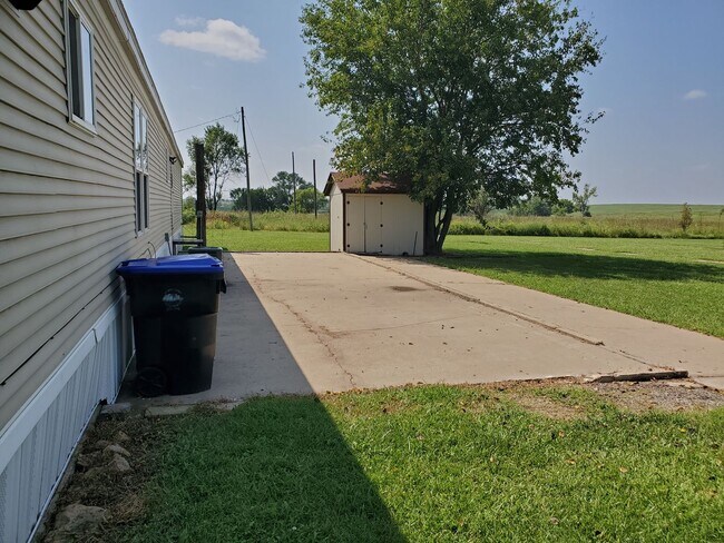 148 SW 93rd St in Wakarusa, KS - Building Photo - Building Photo