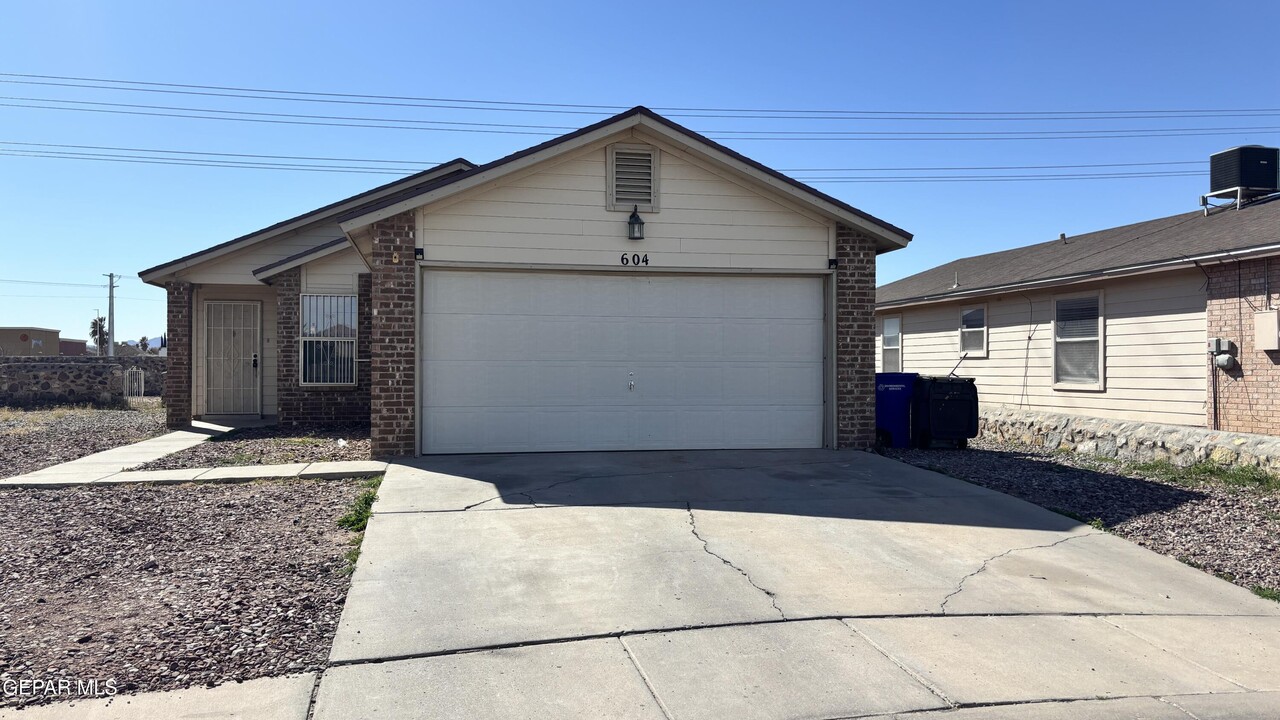 604 Esmeralda Armendariz Ave in El Paso, TX - Building Photo