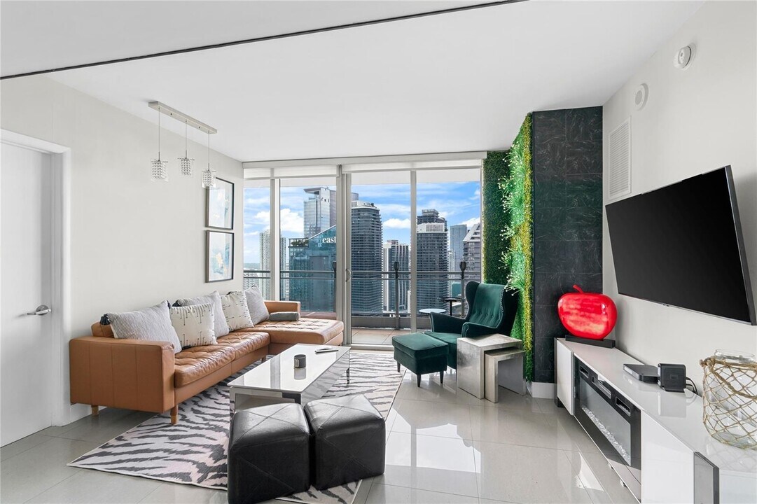 92 SW 3rd St, Unit 4702 in Miami, FL - Building Photo