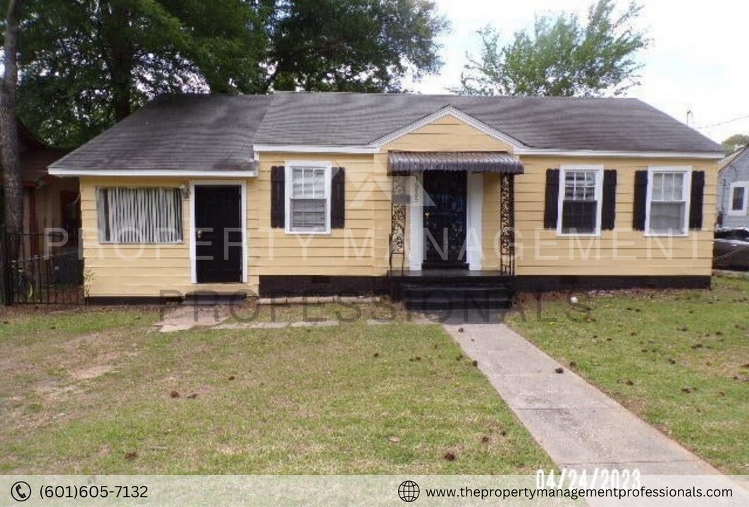 1925 Wingfield Cir in Jackson, MS - Building Photo