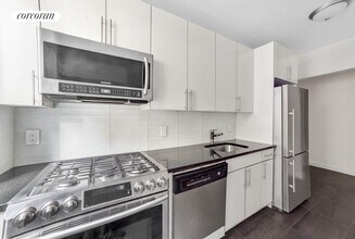 330 E 52nd St in New York, NY - Building Photo - Building Photo