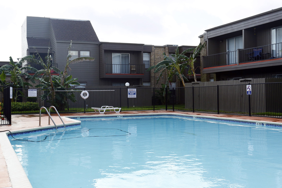 Central Park Apartments in Victoria, TX - Building Photo