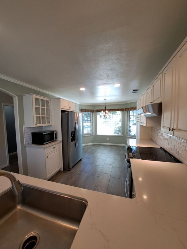 1091 E Monticello Cir in Fresno, CA - Foto de edificio - Building Photo