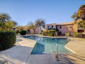 8080 E Speedway Blvd in Tucson, AZ - Foto de edificio - Building Photo