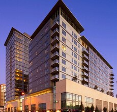 10349 NE 10th St in Bellevue, WA - Foto de edificio - Building Photo