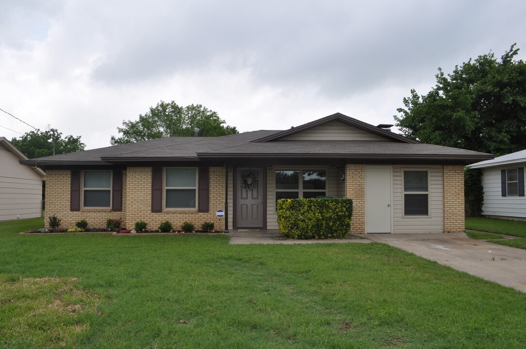 817 Mulkey Ln in Denton, TX - Foto de edificio