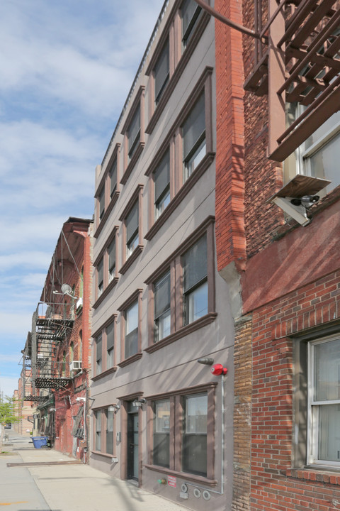 2365 Atlantic Ave in Brooklyn, NY - Foto de edificio