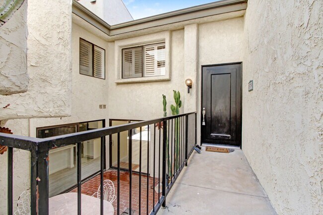 La Canada Townhouse In the Golf Course Com in La Cañada Flintridge, CA - Building Photo - Building Photo