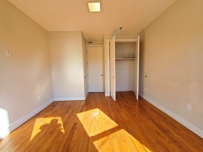 156 Boyd Ave, Unit 3B in Jersey City, NJ - Foto de edificio - Building Photo