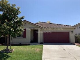 2568 Tapestry St in Manteca, CA - Building Photo