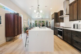 4930 Santa Fe Ave in Dallas, TX - Foto de edificio - Building Photo