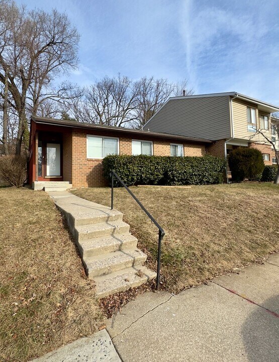 2 Chinook Ct in Randallstown, MD - Building Photo