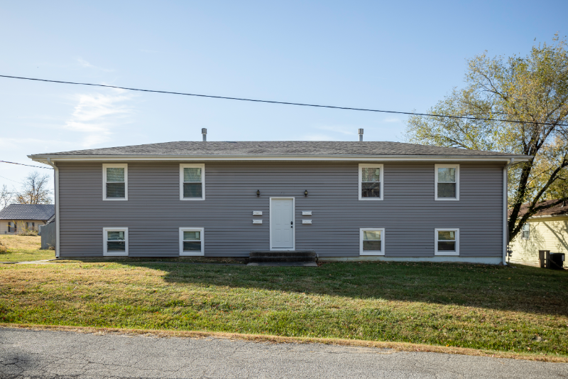 107 W Workman St in Knob Noster, MO - Building Photo