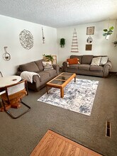 2828 Saturn Ave, Unit Upper in Eau Claire, WI - Foto de edificio - Building Photo