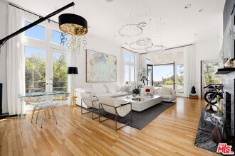 9314 Lloydcrest Dr in Beverly Hills, CA - Building Photo - Building Photo