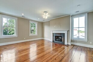 109 E Oglethorpe Ave in Savannah, GA - Building Photo