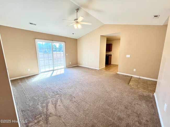 300 Snow Bell Ct in Richlands, NC - Building Photo - Building Photo