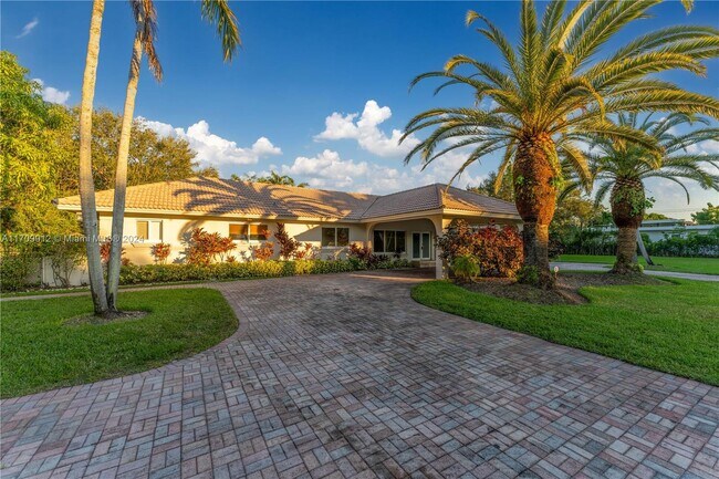 12275 SW 77th Ave in Pinecrest, FL - Foto de edificio - Building Photo