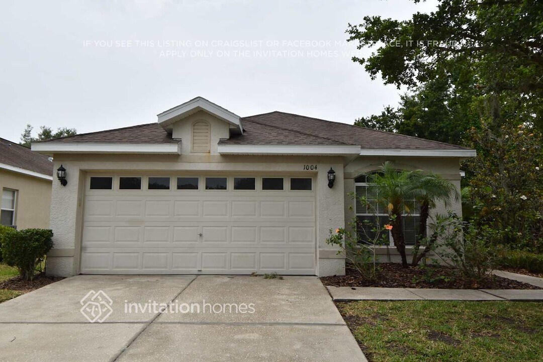 1004 Crystal Carbon Way in Valrico, FL - Building Photo
