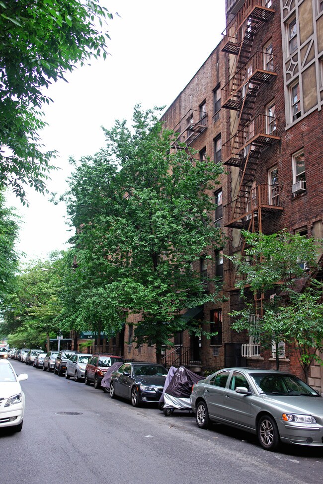 425 W 24th St in New York, NY - Foto de edificio - Building Photo